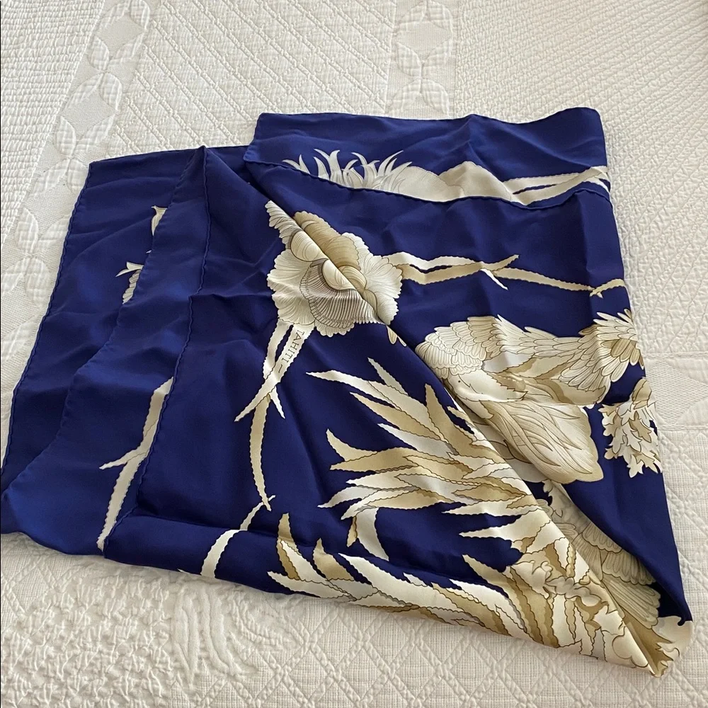 Hermes 34” square silk in bright navy and whites - Picture 4 of 5